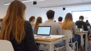 Alumnos de una maestría sentados en clase en la universidad en España
